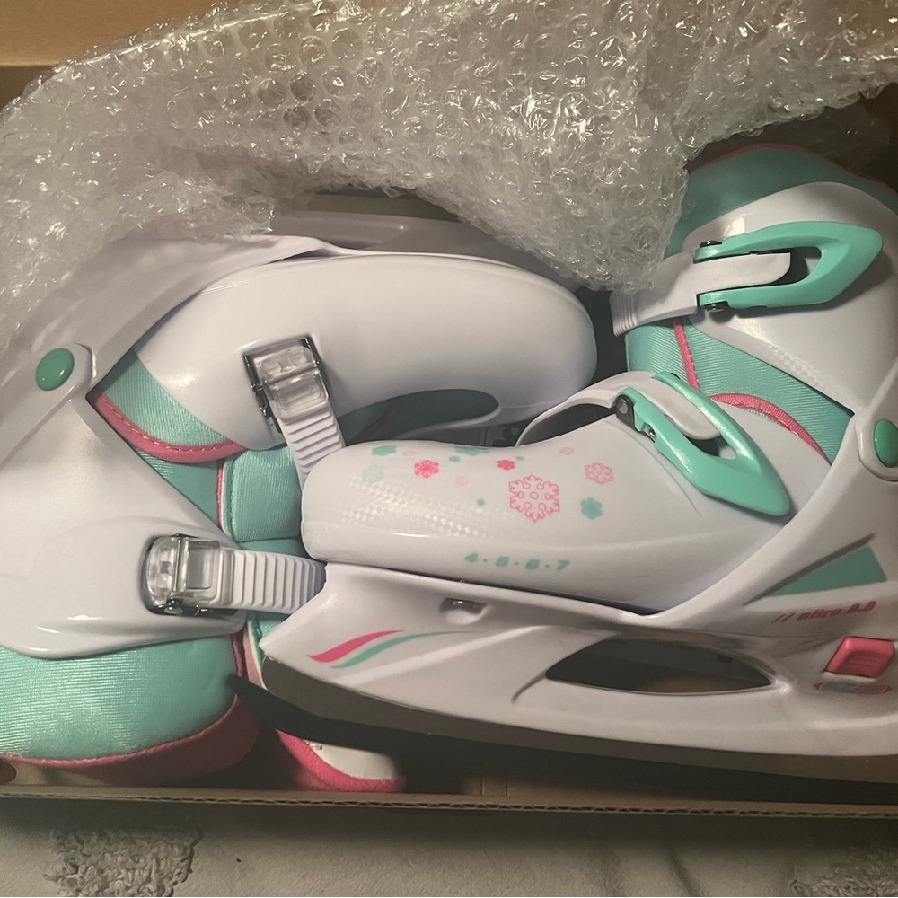 NWT GIRLS ADJUSTABLE LAKE PLACID ICESKATES SZ.4-7 NEVER WORN, BIX, ALL PAPERWORK